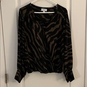 EUC Evereve Women’s Black/Brown Animal Print Looking Blouse - Size L